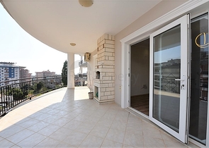 Просторные трехкомнатные апартаменты в районе Аланьи Тосмур