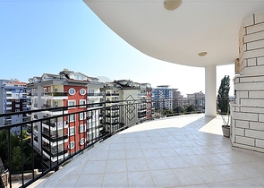 Просторные трехкомнатные апартаменты в районе Аланьи Тосмур