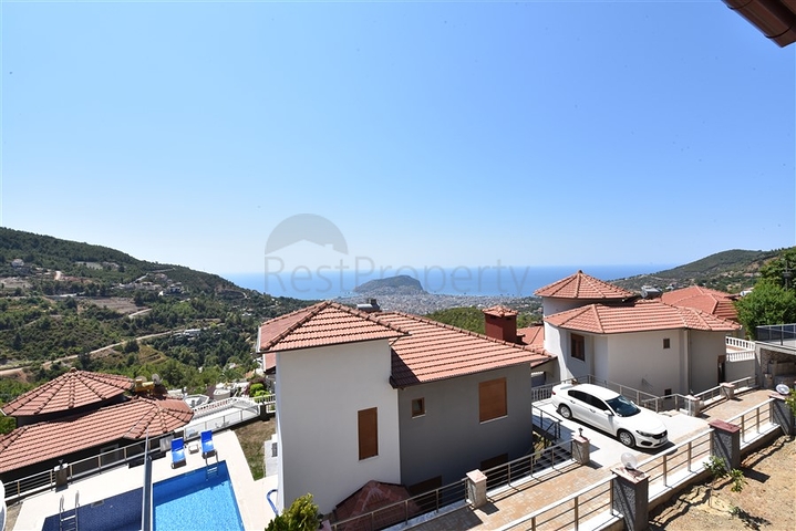 Двухэтажная вилла с видом на море