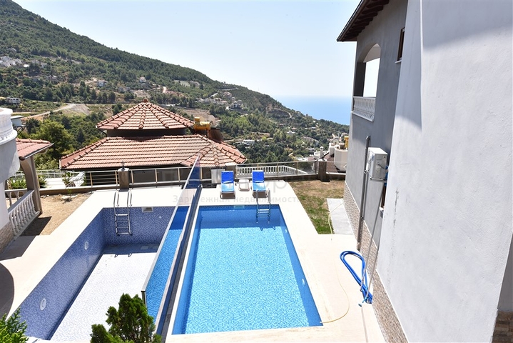 Двухэтажная вилла с видом на море