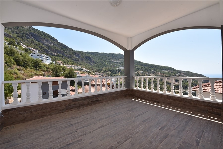 Двухэтажная вилла с видом на море