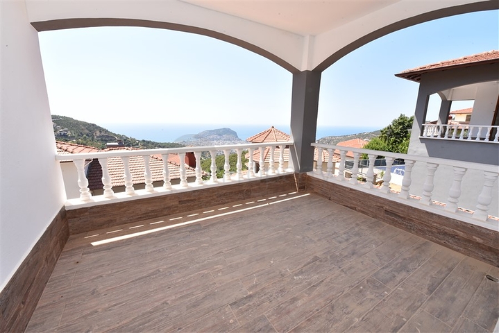 Двухэтажная вилла с видом на море