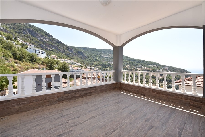 Двухэтажная вилла с видом на море