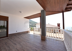 Двухэтажная вилла с видом на море