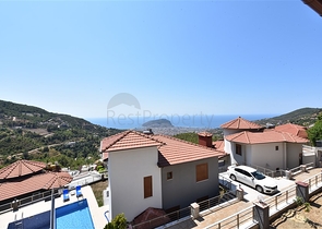 Двухэтажная вилла с видом на море