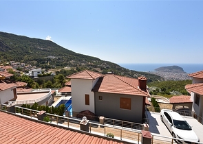 Двухэтажная вилла с видом на море