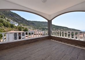 Двухэтажная вилла с видом на море