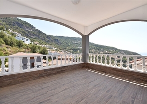 Двухэтажная вилла с видом на море