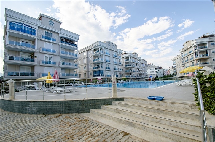 Квартира 2+1 с мебелью с видом на бассейн в Анталии