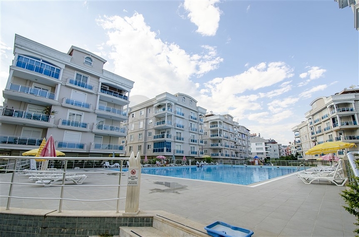 Квартира 2+1 с мебелью с видом на бассейн в Анталии
