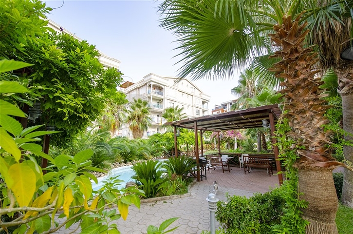 Квартира 2+1 с мебелью с видом на бассейн в Анталии