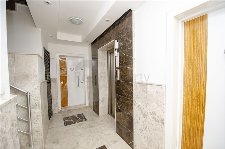 Квартира 2+1 с мебелью с видом на бассейн в Анталии