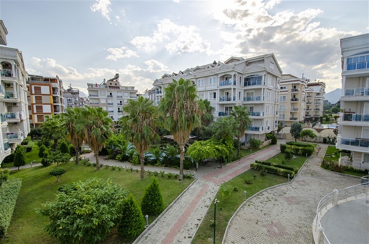 Квартира 2+1 с мебелью с видом на бассейн в Анталии