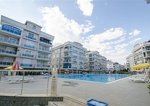 Квартира 2+1 с мебелью с видом на бассейн в Анталии