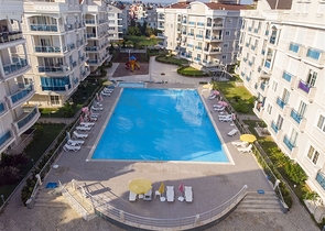 Квартира 2+1 с мебелью с видом на бассейн в Анталии