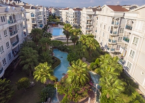 Квартира 2+1 с мебелью с видом на бассейн в Анталии