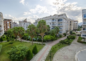 Квартира 2+1 с мебелью с видом на бассейн в Анталии