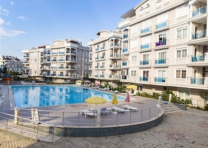 Квартира 2+1 с мебелью с видом на бассейн в Анталии