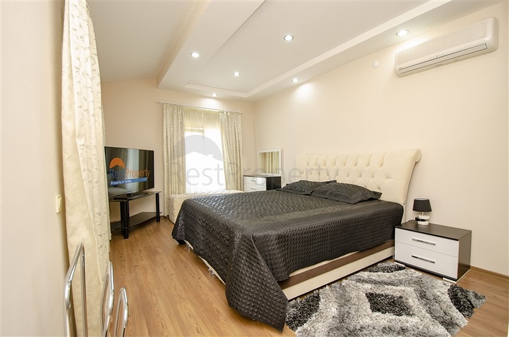 Пентхаус 5+1 с мебелью в 150 метрах от моря в Анталии