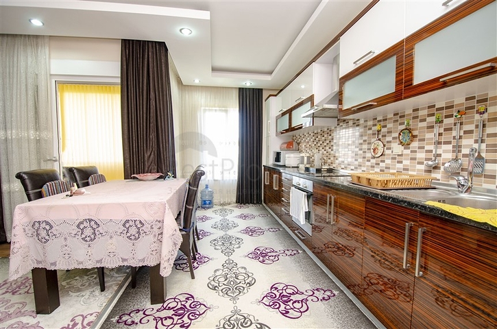 Пентхаус 5+1 с мебелью в 150 метрах от моря в Анталии