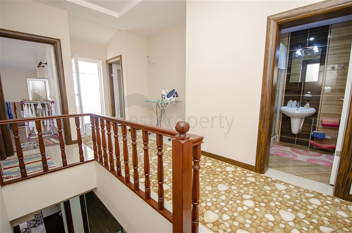 Пентхаус 5+1 с мебелью в 150 метрах от моря в Анталии