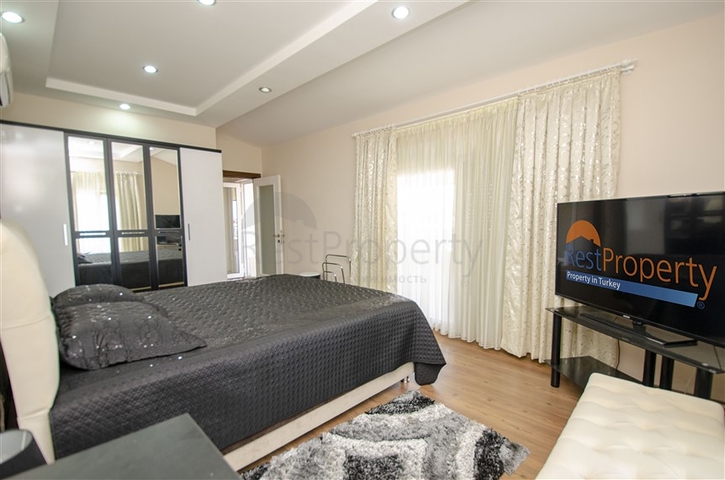 Пентхаус 5+1 с мебелью в 150 метрах от моря в Анталии