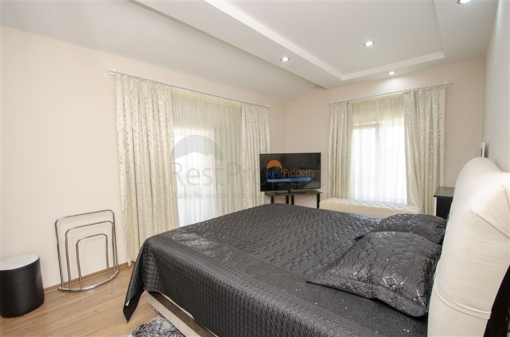 Пентхаус 5+1 с мебелью в 150 метрах от моря в Анталии