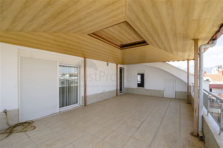 Пентхаус 5+1 с мебелью в 150 метрах от моря в Анталии