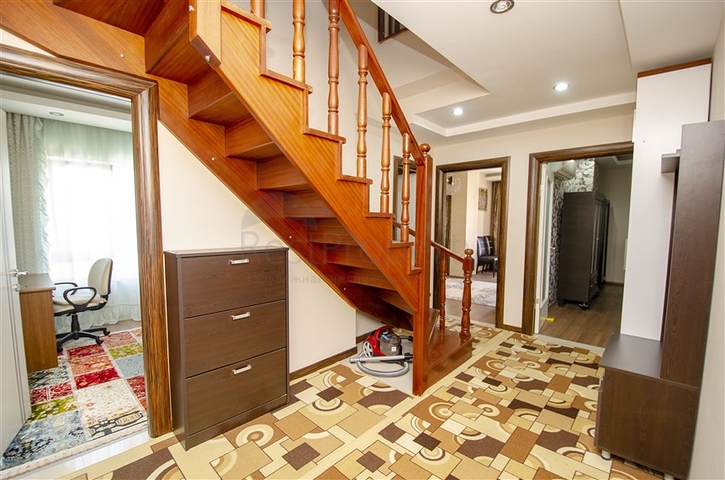 Пентхаус 5+1 с мебелью в 150 метрах от моря в Анталии