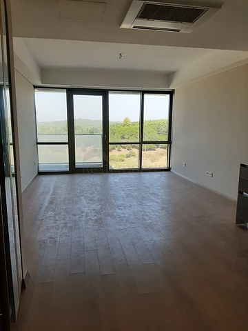 Трёхкомнатная квартира по низкой цене в комплексе с видом на город