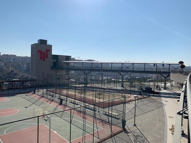 Трёхкомнатная квартира по низкой цене в комплексе с видом на город