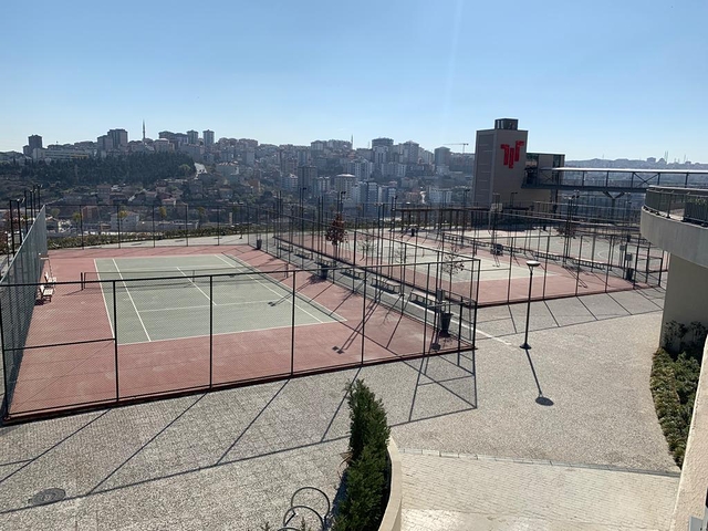 Трёхкомнатная квартира по низкой цене в комплексе с видом на город