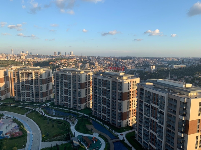 Трёхкомнатная квартира по низкой цене в комплексе с видом на город