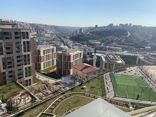 Трёхкомнатная квартира по низкой цене в комплексе с видом на город