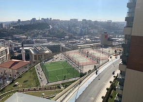 Трёхкомнатная квартира по низкой цене в комплексе с видом на город