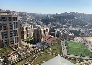 Трёхкомнатная квартира по низкой цене в комплексе с видом на город