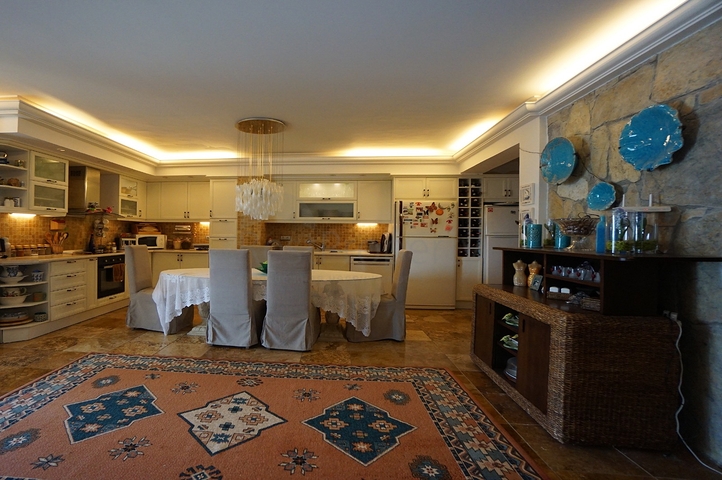 Трехэтажная меблированная вилла с видом на  Эгейское море