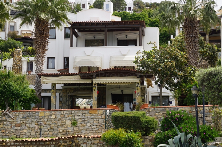 Трехэтажная меблированная вилла с видом на  Эгейское море