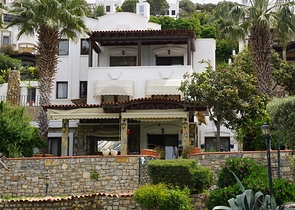 Трехэтажная меблированная вилла с видом на  Эгейское море