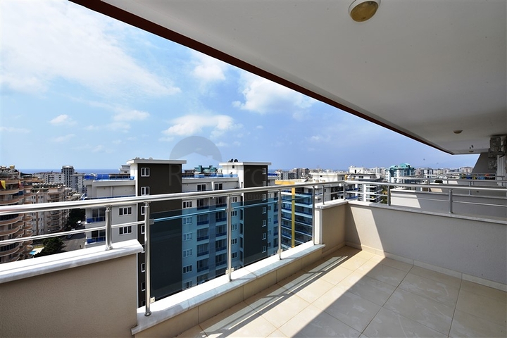 Квартира с тремя спальнями в Махмутларе