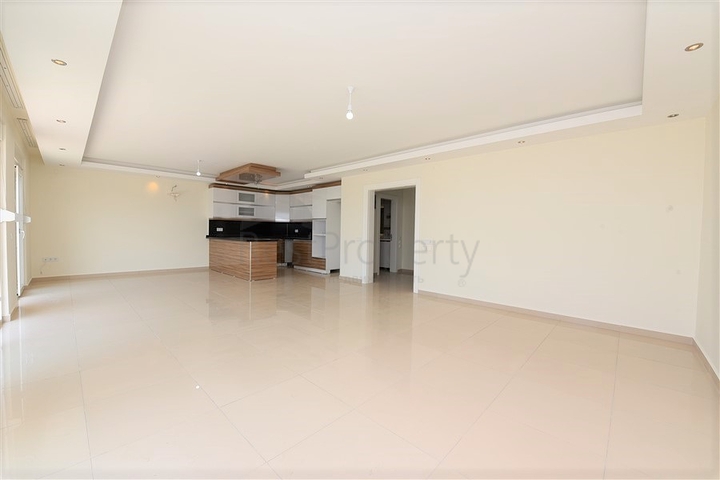 Квартира с тремя спальнями в Махмутларе