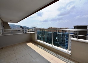 Квартира с тремя спальнями в Махмутларе