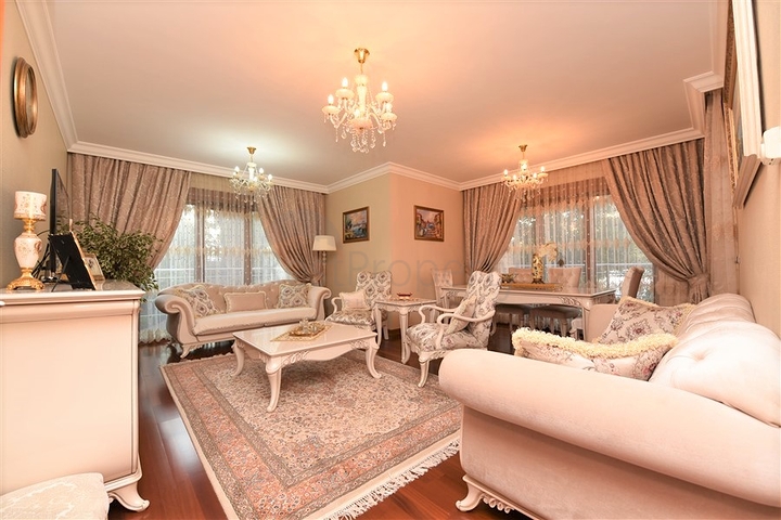 Квартира в комплексе на первой береговой линии в центре Алании