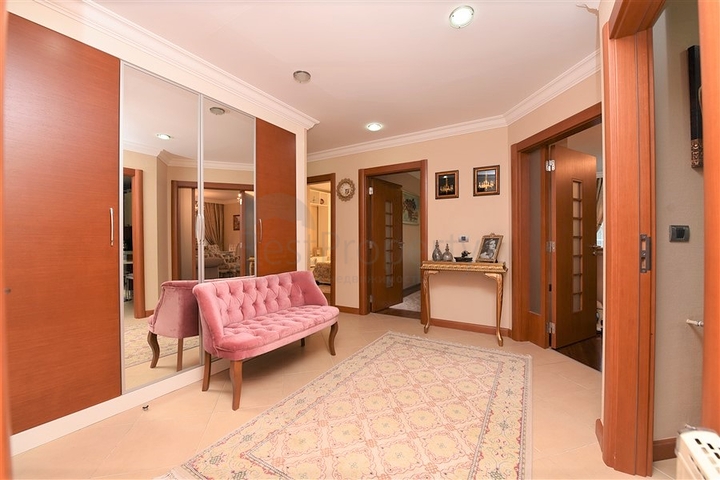 Квартира в комплексе на первой береговой линии в центре Алании