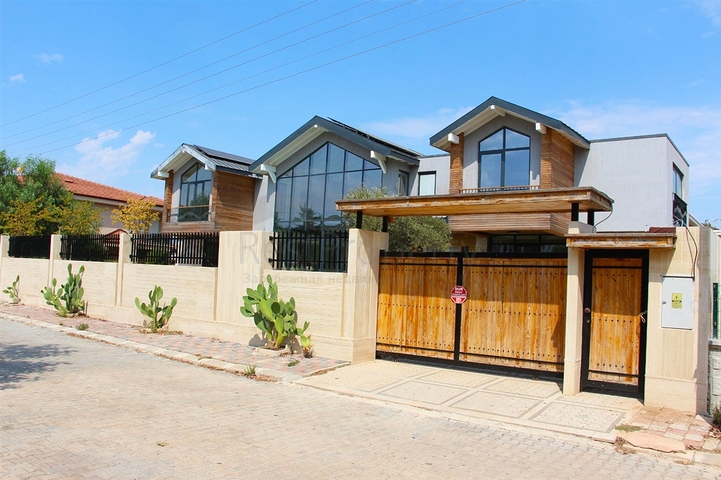 Люкс вилла 9+1 с садом в районе Дошемеальты Анталья