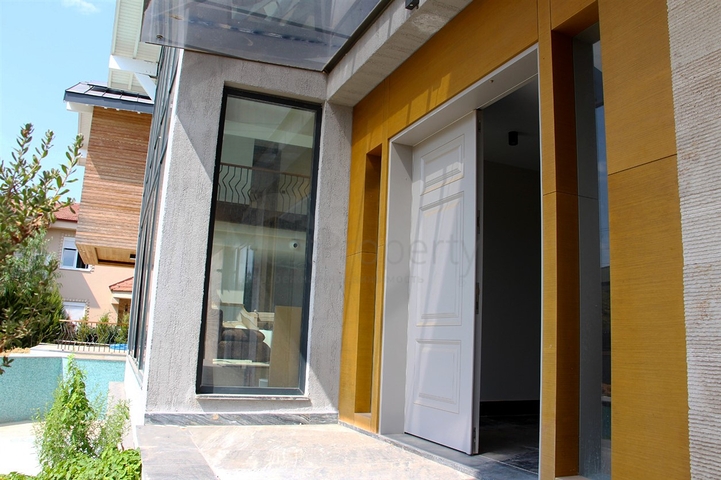 Люкс вилла 9+1 с садом в районе Дошемеальты Анталья