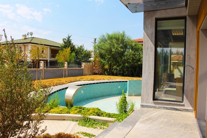 Люкс вилла 9+1 с садом в районе Дошемеальты Анталья