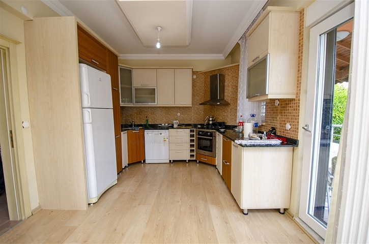 Отдельностоящая вилла 3+1 с мебелью в Гейнюке Кемере 