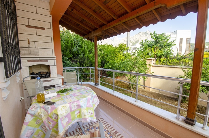 Отдельностоящая вилла 3+1 с мебелью в Гейнюке Кемере 