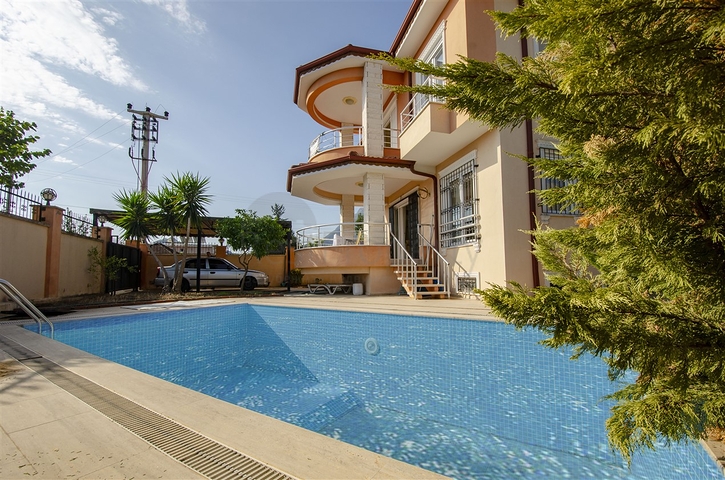 Отдельностоящая вилла 3+1 с мебелью в Гейнюке Кемере 